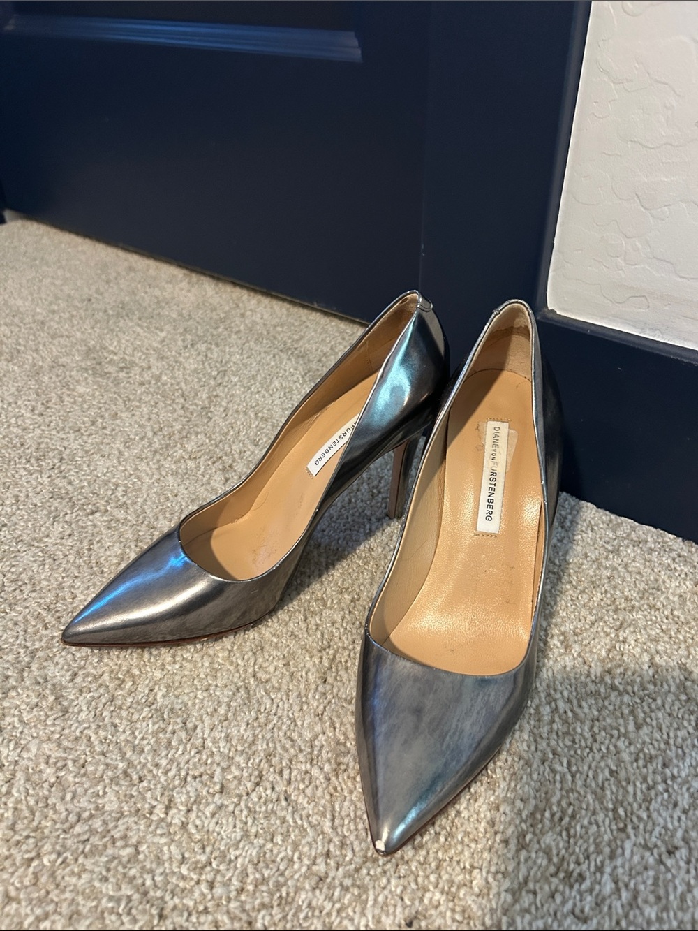 D Metallic Silver Pointed-Toe Pumps